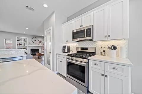 Kitchen - 45653 Knightsbridge St, Lancaster, CA 93534 photo 2 of 3