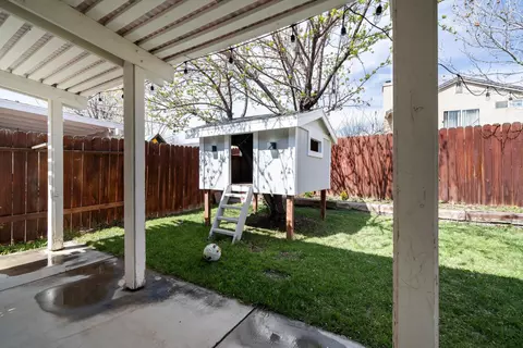 Exterior - 45653 Knightsbridge St, Lancaster, CA 93534 photo 3 of 4