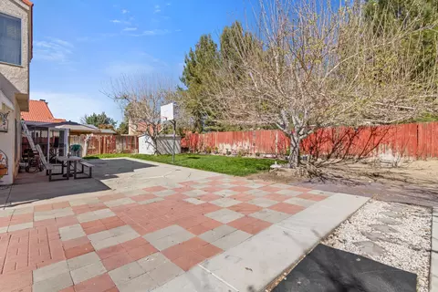 Exterior - 37350 E 42nd St, Palmdale, CA 93552 photo 4 of 6