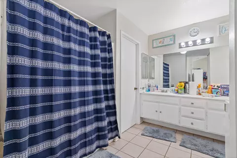 Bath - 37350 E 42nd St, Palmdale, CA 93552 photo 2 of 3