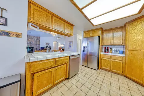 Kitchen - 29180 Lower Valley Rd N, Tehachapi, CA 93561 photo 3 of 4