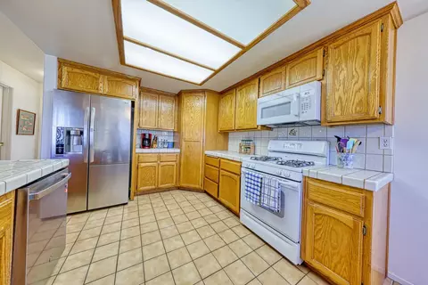 Kitchen - 29180 Lower Valley Rd N, Tehachapi, CA 93561 photo 2 of 4