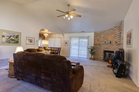 Living - 29180 Lower Valley Rd N, Tehachapi, CA 93561 photo 3 of 4