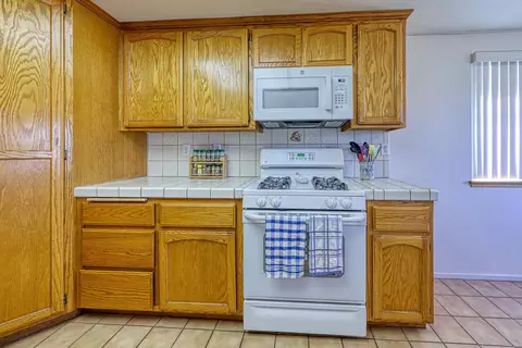 Kitchen - 29180 Lower Valley Rd N, Tehachapi, CA 93561 photo 4 of 4