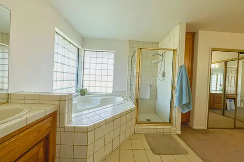 Bath - 29180 Lower Valley Rd N, Tehachapi, CA 93561 photo 2 of 4