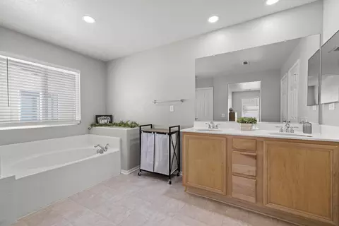Bath - 44327 Dusky Willow St, Lancaster, CA 93536 photo 2 of 5