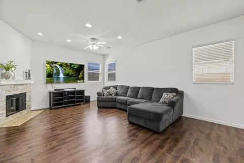 Living - 44327 Dusky Willow St, Lancaster, CA 93536 photo 2 of 2