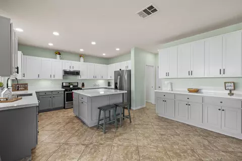 Kitchen - 44327 Dusky Willow St, Lancaster, CA 93536 photo 4 of 8