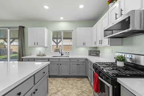 Kitchen - 44327 Dusky Willow St, Lancaster, CA 93536 photo 8 of 8