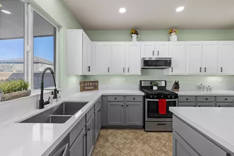 Kitchen - 44327 Dusky Willow St, Lancaster, CA 93536 photo 5 of 8
