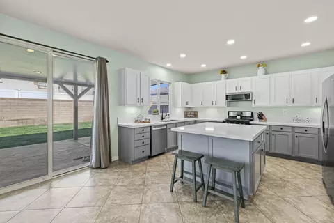 Kitchen - 44327 Dusky Willow St, Lancaster, CA 93536 photo 3 of 8