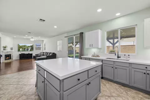 Kitchen - 44327 Dusky Willow St, Lancaster, CA 93536 photo 7 of 8