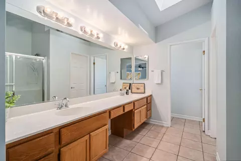 Bath - 3121 Hampton Rd, Palmdale, CA 93551 photo 3 of 4