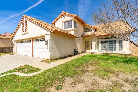 Exterior - 3121 Hampton Rd, Palmdale, CA 93551 photo 4 of 11