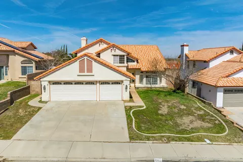 Exterior - 3121 Hampton Rd, Palmdale, CA 93551 photo 3 of 11