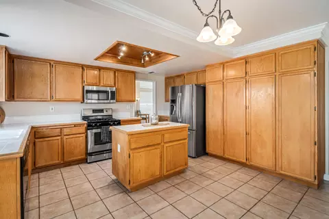Kitchen - 3121 Hampton Rd, Palmdale, CA 93551 photo 4 of 5