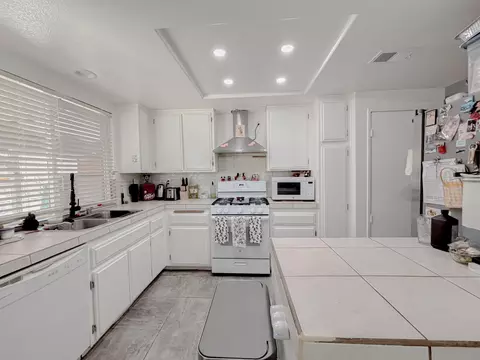 Kitchen - 37653 Janus Dr, Palmdale, CA 93550 photo 4 of 4