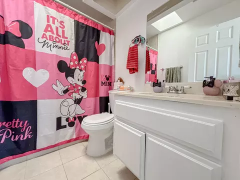 Bath - 37653 Janus Dr, Palmdale, CA 93550 photo 2 of 2