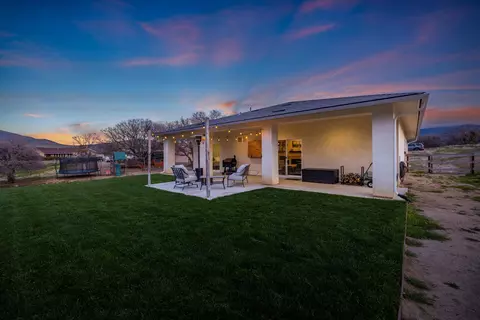 Exterior - 22830 Jerry Dr, Tehachapi, CA 93561 photo 5 of 6
