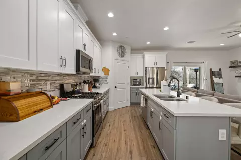 Kitchen - 22830 Jerry Dr, Tehachapi, CA 93561 photo 2 of 6