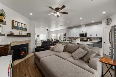Entry Way - 22830 Jerry Dr, Tehachapi, CA 93561 photo 1 of 2