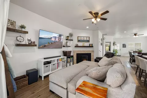 Living - 22830 Jerry Dr, Tehachapi, CA 93561 photo 2 of 2