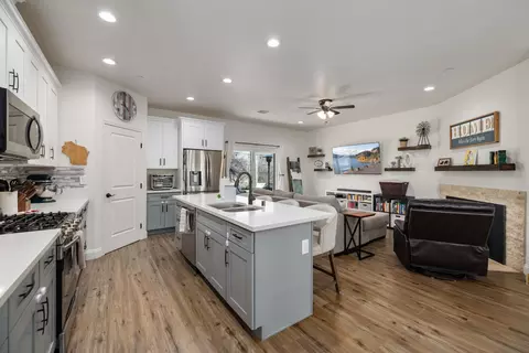 Kitchen - 22830 Jerry Dr, Tehachapi, CA 93561 photo 3 of 6