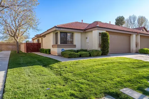 2840 Dartmouth Dr, Lancaster, CA 93536