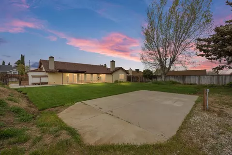 Exterior - 1086 Hickory Ave, Tehachapi, CA 93561 photo 3 of 10