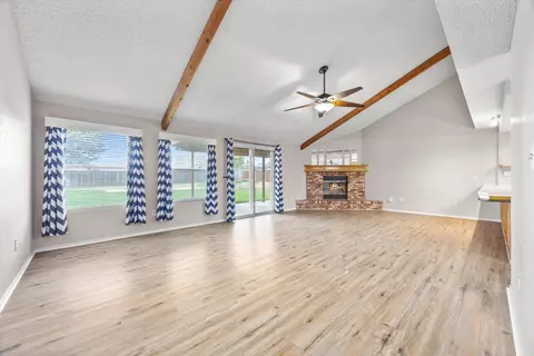 Living - 1086 Hickory Ave, Tehachapi, CA 93561 photo 2 of 6