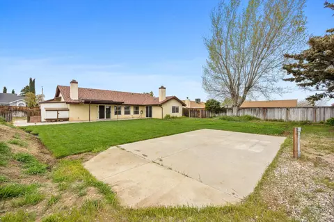 Exterior - 1086 Hickory Ave, Tehachapi, CA 93561 photo 9 of 10
