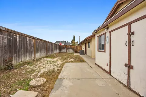 Exterior - 1086 Hickory Ave, Tehachapi, CA 93561 photo 7 of 10