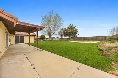 Exterior - 1086 Hickory Ave, Tehachapi, CA 93561 photo 5 of 10