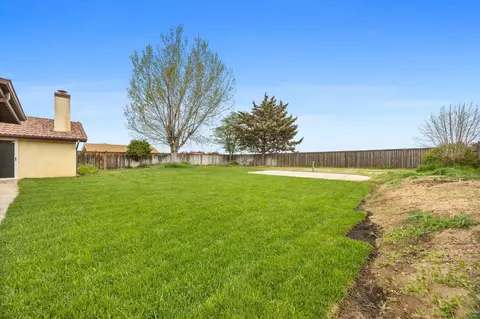 Exterior - 1086 Hickory Ave, Tehachapi, CA 93561 photo 8 of 10