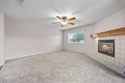 Living - 1086 Hickory Ave, Tehachapi, CA 93561 photo 5 of 6
