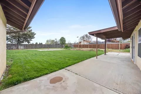 Exterior - 1086 Hickory Ave, Tehachapi, CA 93561 photo 6 of 10