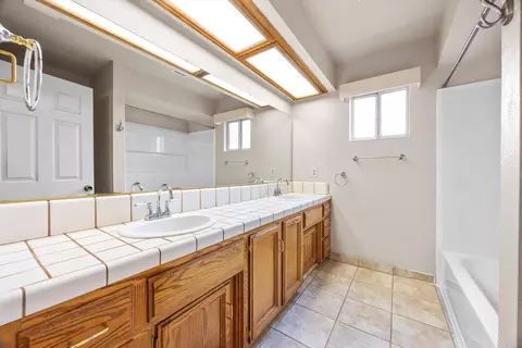 Bath - 1086 Hickory Ave, Tehachapi, CA 93561 photo 2 of 2