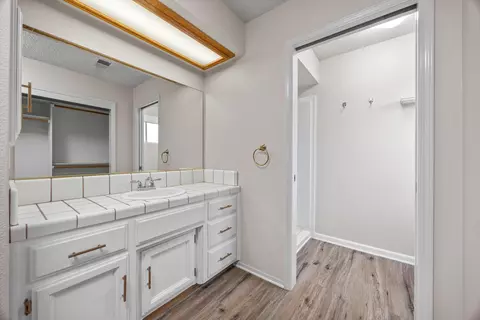 Bath - 1086 Hickory Ave, Tehachapi, CA 93561 photo 1 of 2