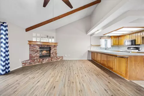 Living - 1086 Hickory Ave, Tehachapi, CA 93561 photo 4 of 6