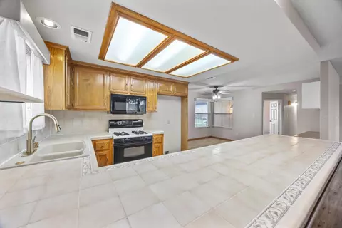 Kitchen - 1086 Hickory Ave, Tehachapi, CA 93561 photo 3 of 4