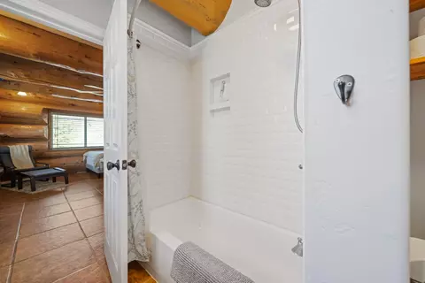 Bath - 15956 High Gun Dr, Tehachapi, CA 93561 photo 1 of 2