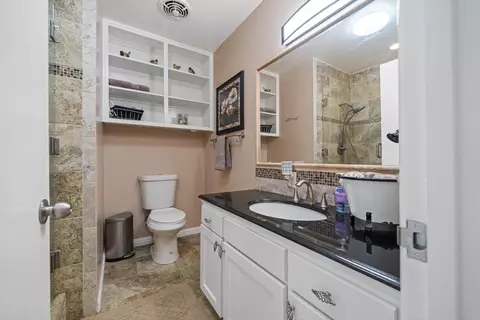 Bath - 812 Kelton St, Tehachapi, CA 93561 photo 1 of 2