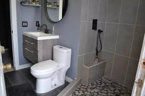 Bath - 5135 Pacifica Ave, Palmdale, CA 93552 photo 2 of 8