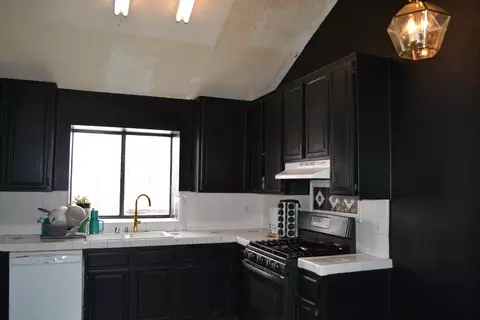 Kitchen - 5135 Pacifica Ave, Palmdale, CA 93552 photo 3 of 5