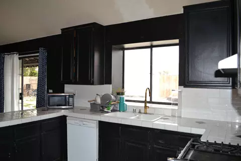 Kitchen - 5135 Pacifica Ave, Palmdale, CA 93552 photo 4 of 5