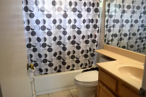 Bath - 5135 Pacifica Ave, Palmdale, CA 93552 photo 7 of 8