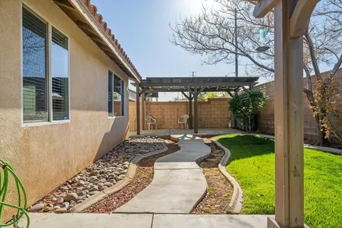 Exterior - 6152 Spice St, Lancaster, CA 93536 photo 4 of 5