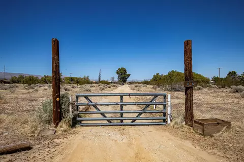 10085 Hamilton Rd, Rosamond, CA 93560