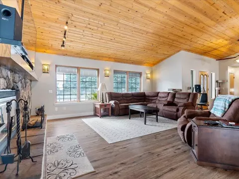 Living - 24140 Deertrail Dr, Tehachapi, CA 93561 photo 2 of 7
