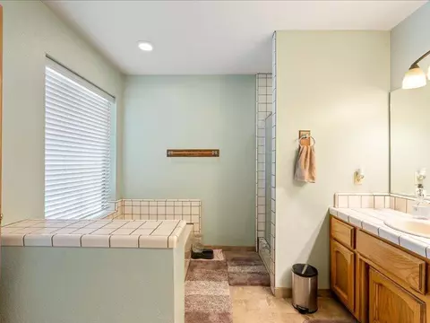 Bath - 24140 Deertrail Dr, Tehachapi, CA 93561 photo 2 of 4